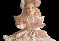 Boneca antiga em porcelana