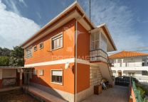- moradia bifamiliar, com logradouro + terreno